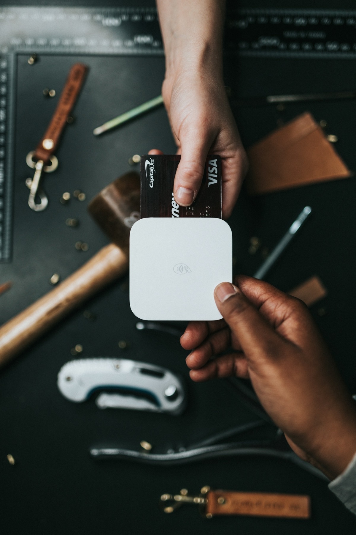 Klant die veilig contactloos betaalt bij een betaalterminal